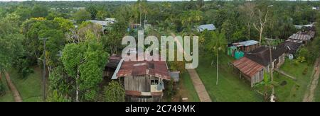 Blick auf das Dorf Puerto Narino am Amazonas in Kolumbien vom Aussichtspunkt Mirador Naipata Stockfoto