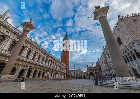 Piazza San Marco mit Campanile während der Corona-Sperre Stockfoto