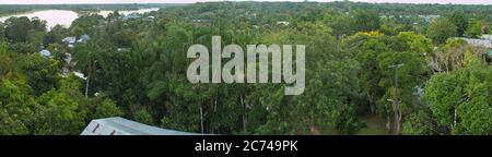 Blick auf das Dorf Puerto Narino am Amazonas in Kolumbien vom Aussichtspunkt Mirador Naipata Stockfoto