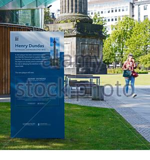 Edinburgh, Schottland, Großbritannien. Juli 2020. Als Reaktion auf die Henry Dundas, 1. Viscount Lord Melville Statue in St. Andrew Square, die von Black Lives Matter Protesten angegriffen wurde, hat der Stadtrat von Edinburgh den Wortlaut einer neuen Plakette auf einer temporären Ausstellung veröffentlicht. Dies wird eine genauere Beschreibung der Stadt Beteiligung an der Sklavenhandel geben. Die neue Plakette muss im Rahmen des normalen Planungsprozesses genehmigt werden, der einige Wochen dauern kann. Kredit: Craig Brown/Alamy Live Nachrichten Stockfoto