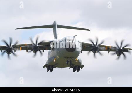 Ein RAF Airbus A400M Atlas landet bei RAF Brize Norton, Oxfordshire, Großbritannien Stockfoto