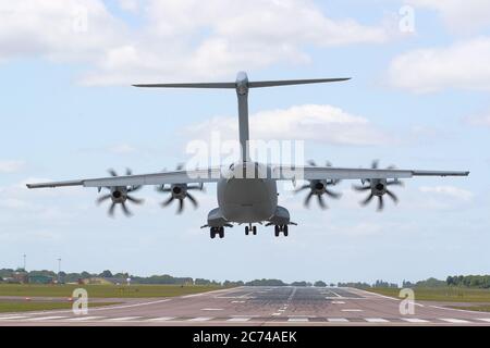 Ein RAF Airbus A400M Atlas landet bei RAF Brize Norton, Oxfordshire, Großbritannien Stockfoto