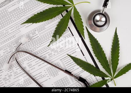 Cannabisblatt, medizinisches Phonendoskop auf weißem Hintergrund Stockfoto