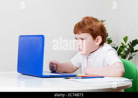 Ein Junge schaut sich Informationen an Stockfoto