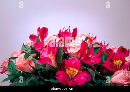 Stilvolles Brautstrauß aus zarten weißen und rosa Sakura-Blüten. Stilvolle Bouqet aus zarten Blumen. Stockfoto