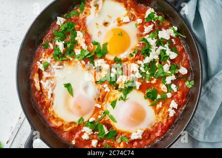 Shakshouka, Eier in Sauce von Tomaten pochiert, Olivenöl. Mediterrane Küche. Stockfoto