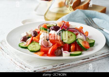 Griechischer Dorfsalat horiatiki mit Feta-Käse, Oliven, Kirschtomate, Gurke und roter Zwiebel Stockfoto