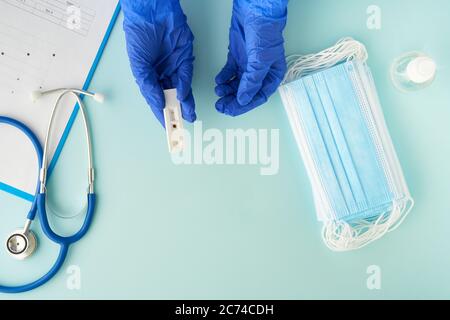 Negativer Test auf Antikörper gegen das Covid-19-Virus. Arzthand mit Test auf Coronavirus Stockfoto