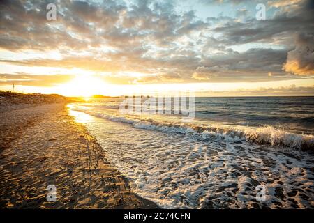 firo: 10.07.2020 Ostsee, Wellen, Meer, Sonnenuntergang, Feature, Land und Leute, Himmel, Wolken, Schleswig-Holstein, Kvºste, Hohwachter Bucht, Reisen, Urlaub in Deutschland - weltweit im Einsatz Stockfoto