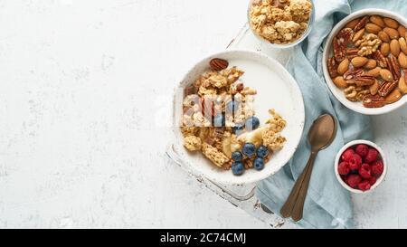 Joghurt mit Müsli. Frühstück, gesunde Ernährung mit Haferflocken, Nüsse Stockfoto