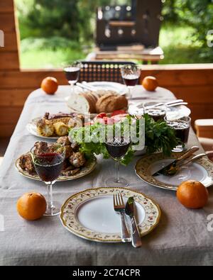Urlaub Tabelle voller Lebensmittel Grill auf dem Hintergrund Stockfoto