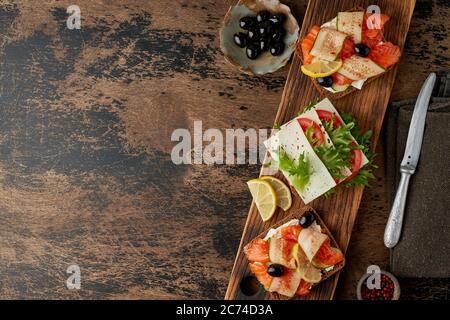 Smorrebrod: Traditionelle dänische Sandwiches. Schwarzbrot Roggen mit Lachs Stockfoto