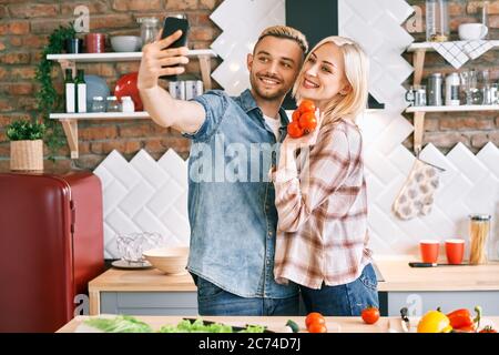 Junge glückliche Paar Selfie in ihrer Küche zu Hause Stockfoto