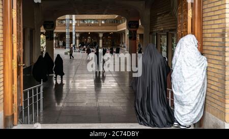Schrein von Fatima Masumeh, Qom, Iran - Mai 2019: Iranische Frauen vor den Toren des Schreins von Fatima Masumeh in Qom, das von schiitischen Muslimen als zu betrachten ist Stockfoto