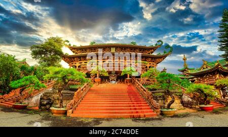 Minh Thanh Pagode, eine majestätische buddhistische architektonische Struktur in Pleiku Stadt in Vietnam. Es ist die schönste Pagode mit einzigartiger Architektur Hafen Stockfoto