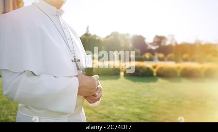 Papst hält eine Bibel im Garten Stockfoto