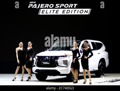 Bangkok, Thailand. Juli 2020. Modelle mit Gesichtsschutz als vorbeugende Maßnahme neben einem Mitsubishi New Pajero Sport Elite Edition während der 41. Bangkok International Motor Show 2020. Kredit: SOPA Images Limited/Alamy Live Nachrichten Stockfoto