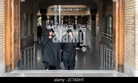 Schrein von Fatima Masumeh, Qom, Iran - Mai 2019: Iranische Frauen vor den Toren des Schreins von Fatima Masumeh in Qom, das von schiitischen Muslimen als zu betrachten ist Stockfoto