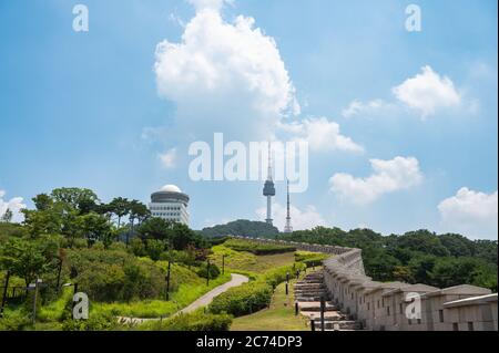 Seoul, Südkorea, Juli 2020: Panoramablick auf den Namsan Park und den N Seoul Tower in Namsan. Stockfoto