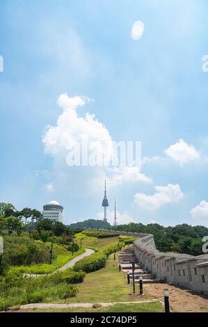 Seoul, Südkorea, Juli 2020: Panoramablick auf den Namsan Park und den N Seoul Tower in Namsan. Stockfoto