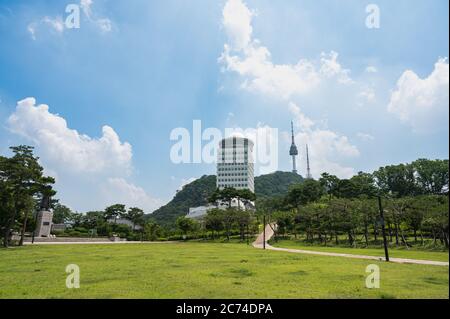 Seoul, Südkorea, Juli 2020: Panoramablick auf den Namsan Park und den N Seoul Tower in Namsan. Stockfoto