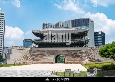 Seoul, Südkorea, Juli 2020: Der offizielle Name des Namdaemun-Tores in Seoul ist Sungnyemun, und es ist eines der Tore von Seoul, das während t gebaut wurde Stockfoto