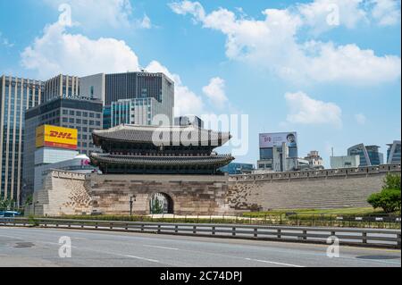 Seoul, Südkorea, Juli 2020: Der offizielle Name des Namdaemun-Tores in Seoul ist Sungnyemun, und es ist eines der Tore von Seoul, das während t gebaut wurde Stockfoto