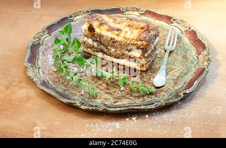 Typisch slowenisches Dessert mit cremigen Mohn-Samen, im Studio auf einem eleganten Holztablett Stockfoto