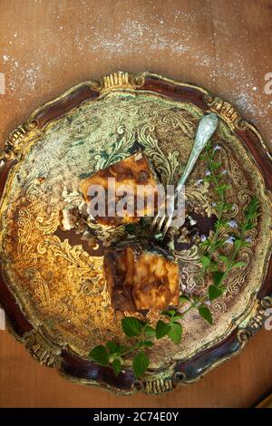 Typisch slowenisches Dessert mit cremigen Mohn-Samen, im Studio auf einem eleganten Holztablett Stockfoto