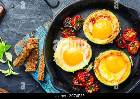 Spiegeleier mit Tomaten und Brot.Spiegeleier in gusseiserner Pfanne Stockfoto