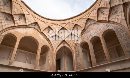 Kashan, Iran - Mai 2019: Architektonische Details des historischen Hauses Tabatabaei Natanzi Khaneh Stockfoto