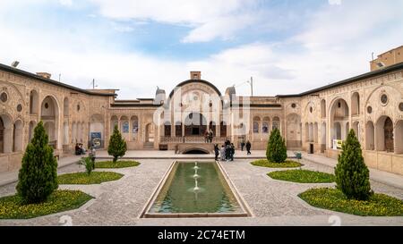 Kashan, Iran - Mai 2019: Touristen besuchen Tabatabaei Natanzi Khaneh Historical House in Kashan, Iran Stockfoto