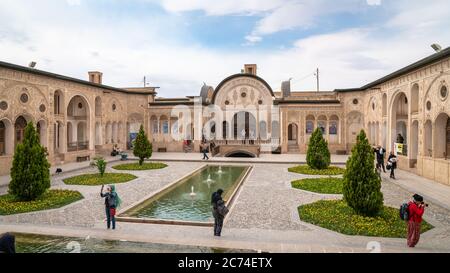 Kashan, Iran - Mai 2019: Touristen besuchen Tabatabaei Natanzi Khaneh Historical House in Kashan, Iran Stockfoto