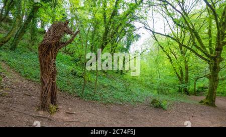 Tragen Sie Holzskulptur im Wald des Ebbor Gorge National Nature Reserve. Wookey Hole, Wells, Großbritannien Stockfoto