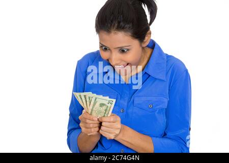 Nahaufnahme Porträt von super glücklich lustig aussehende Geschäftsfrau hält Geld-Dollar-Scheine in der Hand isoliert auf weißem Hintergrund. Stockfoto