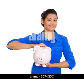 Porträt einer jungen lächelnden Schüler, Arbeiter Frau halten Sparschwein, isoliert auf weißem Hintergrund. Stockfoto