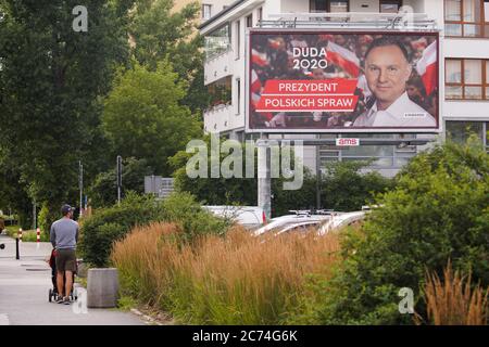 Warschau, Polen. Juli 2020. Eine Plakatwand für Wahlkampfwerbung des amtierenden Präsidenten Andrzej Duda in Warschau, Polen, am 13. Juli 2020. Der amtierende Präsident Polens, Andrzej Duda, hat nach dem Sieg bei den Wahlen in der zweiten Wahlrunde die Wiederwahl gewonnen, sagte die Nationale Wahlkommission (PKW) am Montag. Quelle: Jaap Arriens/Xinhua/Alamy Live News Stockfoto