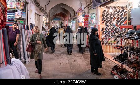 Isfahan, Iran - Mai 2019: Großer Basar von Qashan mit Touristen und Einheimischen einkaufen, historischen Markt Stockfoto