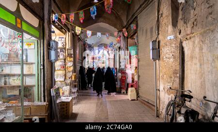 Isfahan, Iran - Mai 2019: Großer Basar von Qashan mit Touristen und Einheimischen einkaufen, historischen Markt Stockfoto