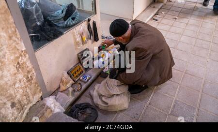 Isfahan, Iran - Mai 2019: Iraner verkauft verschiedene Gegenstände auf dem Bürgersteig im Großen Basar von Isfahan Stockfoto