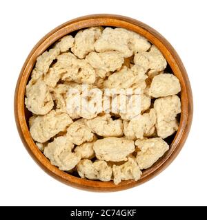 Sojaböcken in Holzschüssel. Texturiertes Sojaprotein, auch Sojafleisch genannt. Entflattete Sojamehl-Produkt, als Fleisch analog oder Fleisch-Extender verwendet. Stockfoto