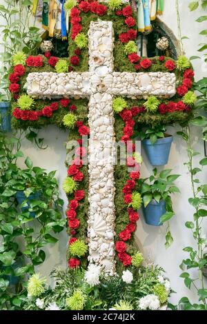 Beispiel eines Cruz de Mayo, eines Maikreuzes. Die Fiesta de las Cruces, oder Festival der Kreuze wird in Spanien jedes Jahr am 3. Mai gefeiert. Dieses Kreuz war zerstreut Stockfoto
