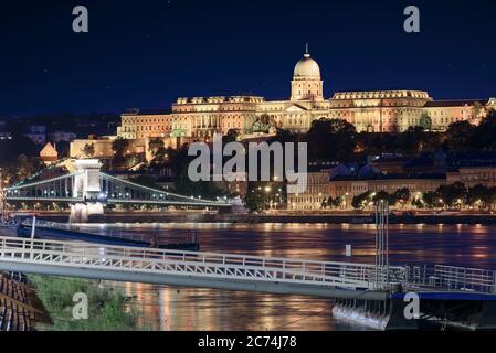 Nächtliche Stadtansicht über Budapest Ungarn. Bootsanlegestelle Donau Fluss Szechenyi Kettenbrücke und Buda königliche Burg in diesem Bild. Stockfoto