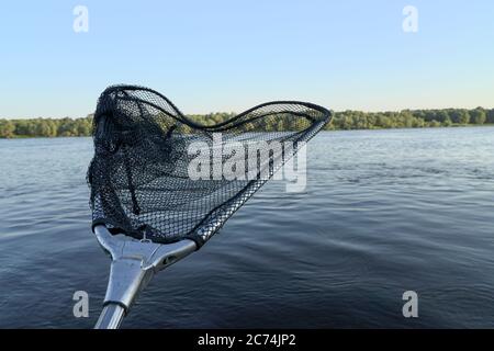Landung Fischernetz in der Hand über Wasser Stockfoto