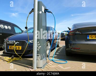 E-Autos laden an einer Ladestation, Niederlande Stockfoto