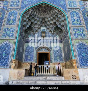 Isfahan, Iran - Mai 2019: Eingangstor zur Sheikh Lotfollah Moschee mit blauen Kacheln an den Wänden Stockfoto