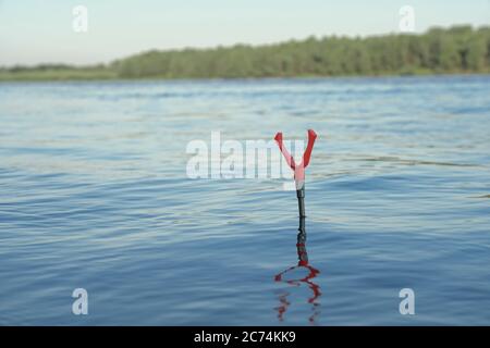 Stand für Angelruten im Wasser auf dem Fluss Stockfoto