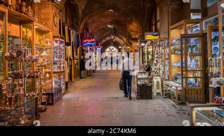 Isfahan, Iran - Mai 2019: Großer Basar von Isfahan, auch bekannt als Bazar Bozorg mit Touristen und Einheimischen einkaufen, historischen Markt Stockfoto