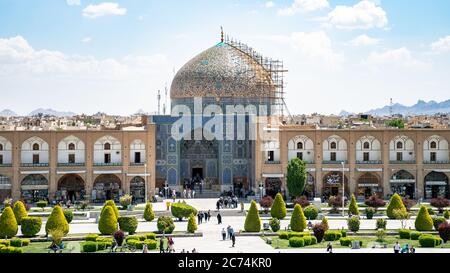 Isfahan, Iran - Mai 2019: Eingang und Kuppel der Scheich Lotfollah Moschee mit Fliesen bedeckt auf dem Naqsh-e Jahan Platz Stockfoto