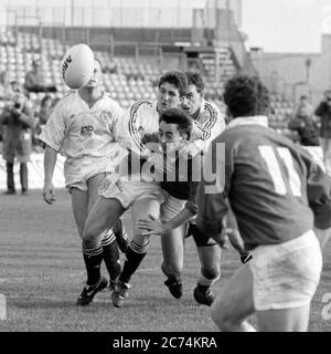 Swansea RFC Scrum Half Robert Jones hat sich mit dem Llanelli RFC Zentrum Nigel Davies in einem Spiel am 14. Oktober 1989 im St. Helen's Cricket and Rugby Ground, Swansea, Wales, auseinandergesetzt. Stockfoto